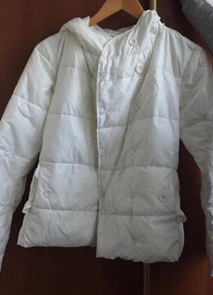 Белая укороченная куртка/пуховик1 фото