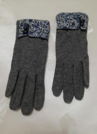 Шерстяные перчатки с украшением на манжете3 фото