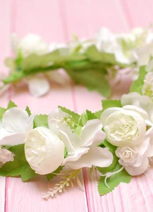 Об*ємний вінок віночок з квітами біло-кремовий