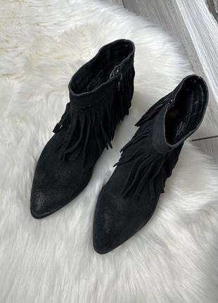 Новые замшевые ботинки с бахромой