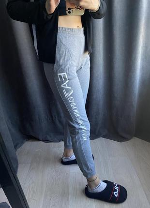 Emporio armani жіночі штани спортивні сірі еа7 ea7 з великим лого логотипом жіночі7 фото