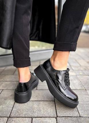 Туфлі оксфорди шкіряні лаковані на шнурівці на товстій підошві с каблуком