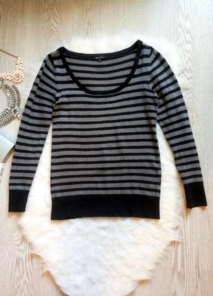 Серый свитер в черную полоску с глубоким секси вырезом декольте кофта джемпер вязанный
