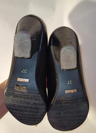 Черные туфли с маленьким каблуком с закритим носком5 фото