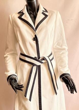 Легке біле пальто sisley