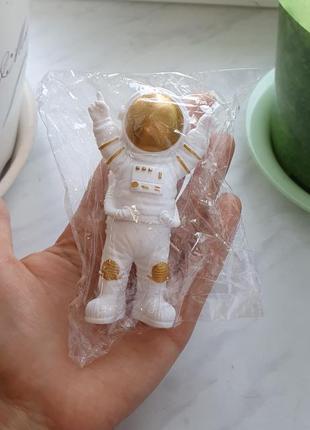 Фигурка космонавт, статуэтка астронавт2 фото