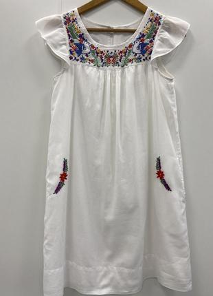 Біла сукня з вишивкою1 фото
