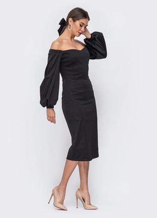 Силуетна чорна сукня з відкритими плечима та пишними довгими рукавами у вечірньому стилі міді по фігурі нижче колін3 фото