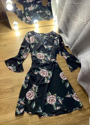 Чёрное шифоновое короткое платье в цветочный принт1 фото