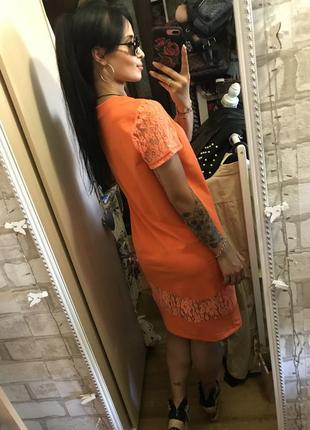 Эффектное трикотажное оранжевое платье с кружевом3 фото