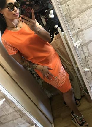 Эффектное трикотажное оранжевое платье с кружевом2 фото