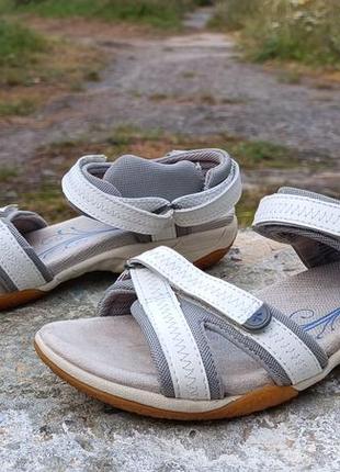 Жіночі шкіряні босоніжки clarks isna pebble