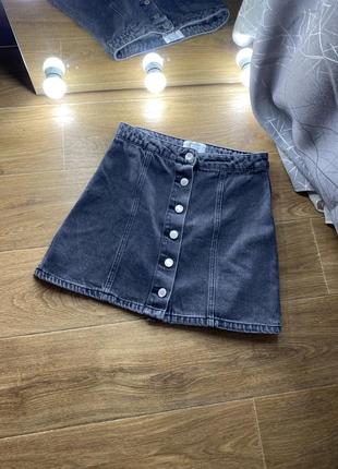 Актуальная джинсовая серая юбка трапеция на пуговицах1 фото