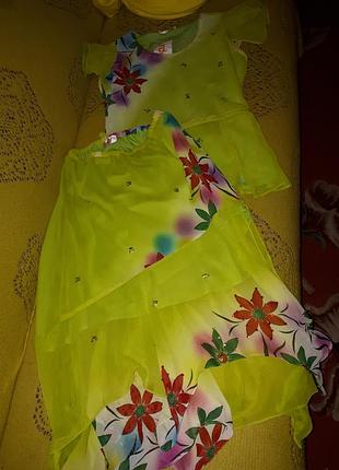 Фірмовий яскравий костюм .