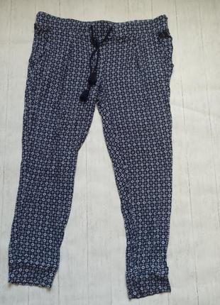 Женские трикотажные брюки с декоративным рисунком от tchibo германия , р. наш 50-52 44-46 евро5 фото
