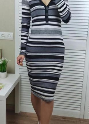 Трикотажное платье в рубчик, черно-белое в полоску, полосатое3 фото