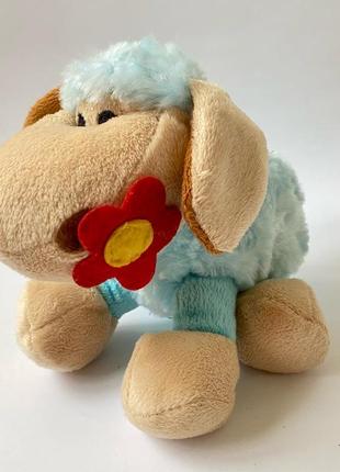 Мягкая игрушка барашек 🐏 овечка  голубенького цвета с цветочком / светленький барашек