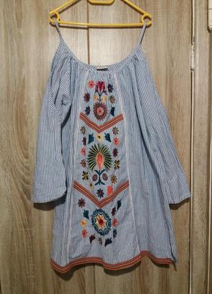 Блуза-туніка з вишивкою та відкритими плечима
