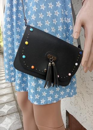 Маленька чорна сумочка через плече