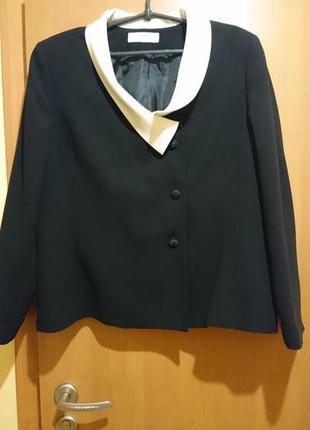 Чорный нарядный пиджак с белым воротником1 фото