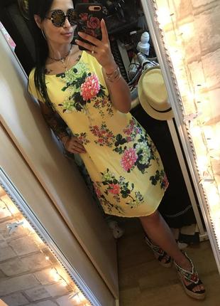 Эффектное желтое платье в цветы 3