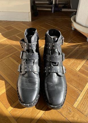 Чёрные кожаные ботинки stradivarius
