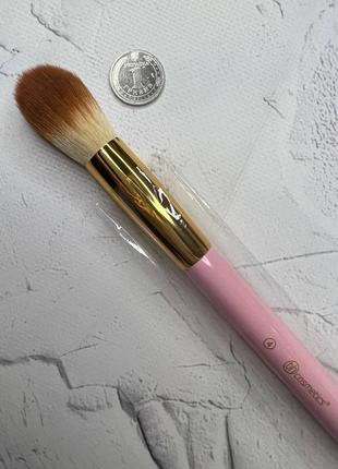 Кисть для контурирования  bh cosmetics tapered contour brush 4  из набора pink perfection 10 piece b