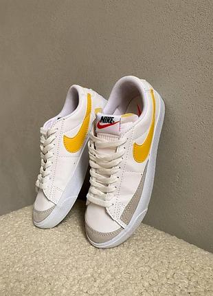 Жіночі кросівки nike blazer low yellow знижка sale /smb