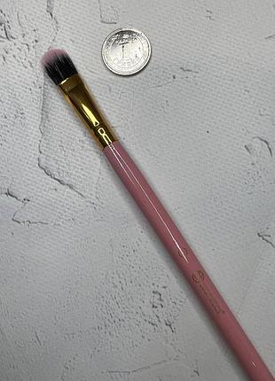 Пензель для тіней bh cosmetics classic shadow brush з набору dot collection pink brush set