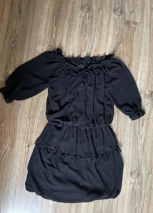 Чорна сукня,яка регулюється за допомогою шнурівки. можна новини з опущеними плечима.1 фото