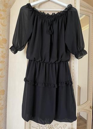 Чорна сукня,яка регулюється за допомогою шнурівки. можна новини з опущеними плечима.3 фото