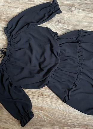 Чорна сукня,яка регулюється за допомогою шнурівки. можна новини з опущеними плечима.2 фото