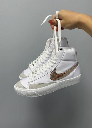 Жіночі кросівки nike blazer mid 77 white gold logo2 фото