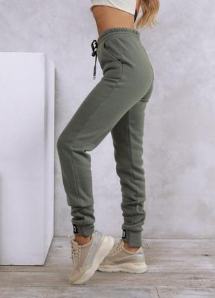 Теплые штаны с нашивками на манжетах. арт 122852 фото