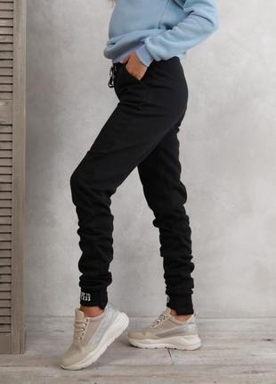 Теплые штаны с нашивками на манжетах. арт 122856 фото