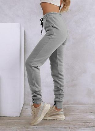 Теплые штаны с нашивками на манжетах. арт 122858 фото