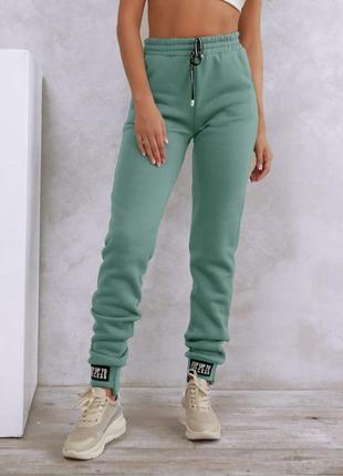 Теплые штаны с нашивками на манжетах. арт 122859 фото