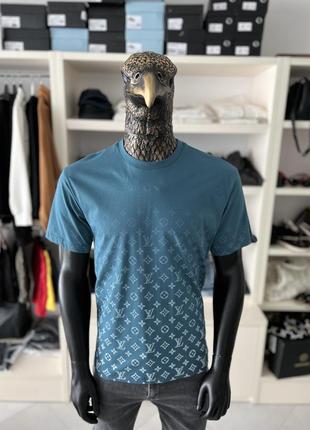 В наявності чоловіча футболка