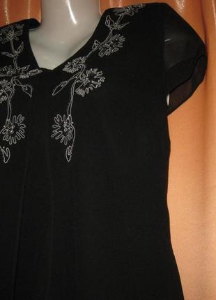 Классическое черное строгое закрытое платье длинное за колени миди км1192 с вышивкой бисером сверху4 фото