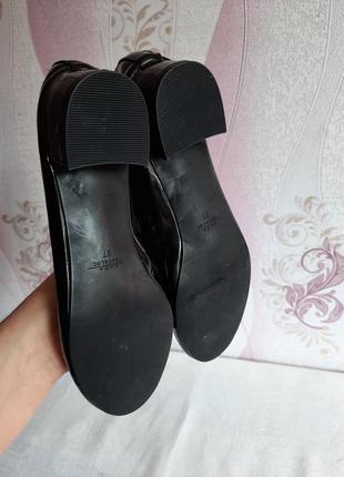 Чорні лакові глянцеві туфли на маленькому каблуці від zara5 фото