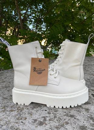 Dr.martens jadon cream white leather
черевики доктор мартінс кремові білі демі натуральна шкіра ботинки на высокой подошве осень натуральная кожа4 фото