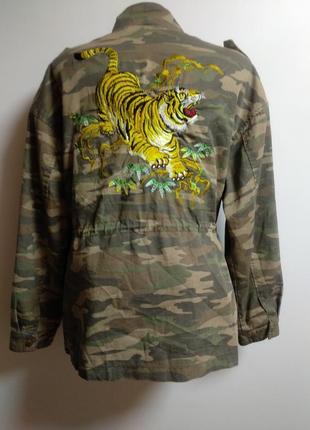Класна куртка з вишивкою тигра розміру m-l