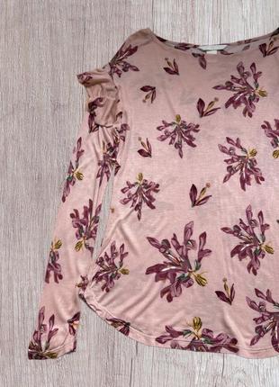 Блуза з м'якого віскозного трикотажу з довгими рукавами зі спущеним плечем і невеликою окантовкою з воланами5 фото
