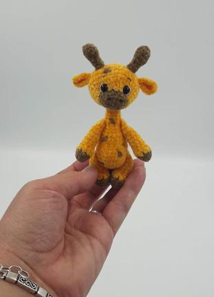 М'яка в'язана іграшка-брелок  жирафик1 фото