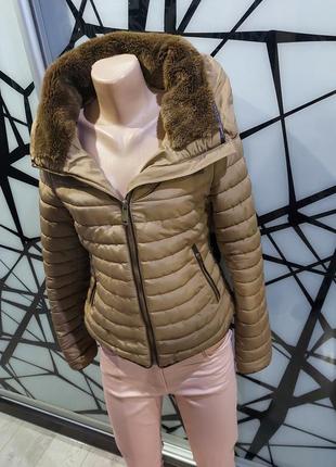 Зимняя короткая куртка zara цвета капучино s