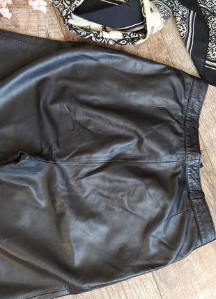 Кожаные черные брюки с высокой посадкой и защипами etienne aigner7 фото