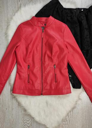 Красная кожаная куртка короткая косуха воротник стойка женская байкерская червона2 фото