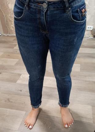 Синие женские джинсы4 фото