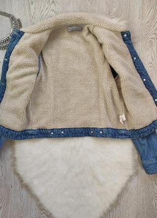Синяя голубая теплая джинсовая куртка шерпа с мехом внутри на белой овчине деми женская6 фото