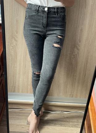 Джинси порвані